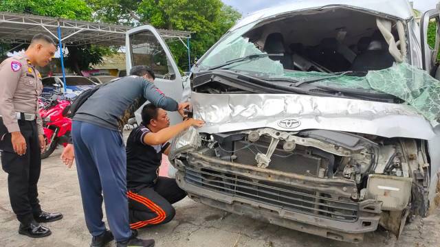 14일(현지시간) 인도네시아 발리에서 추락으로 손상된 차량을 점검하는 직원들의 모습. 덴파사르 주재 중국 총영사관은 금요일 새벽 이 사고로 중국 국적자 5명이 사망하고 8명이 부상당했다고 밝혔다. 신화통신