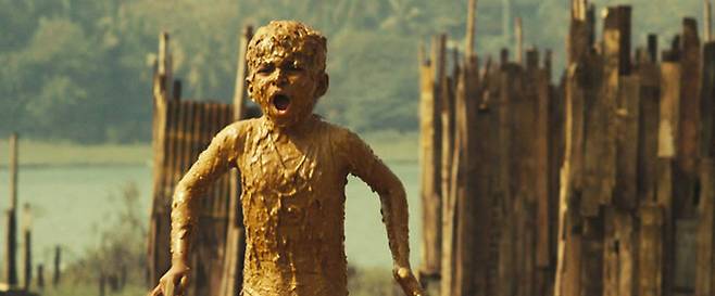 유명 배우의 사인을 받겠다며 분뇨 더미에 뛰어든 어린 자말의 모습. 네이버영화