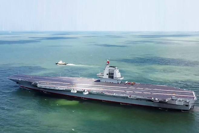 11월5일 시진핑 주석이 참석한 가운데 중국의 세 번째 항공모함 푸젠함의 취역 및 군기 수여식이 열렸다. 사진은 2024년 5월에 촬영된 푸젠함이 해상 시험을 수행하는 모습이다. ⓒAFP연합