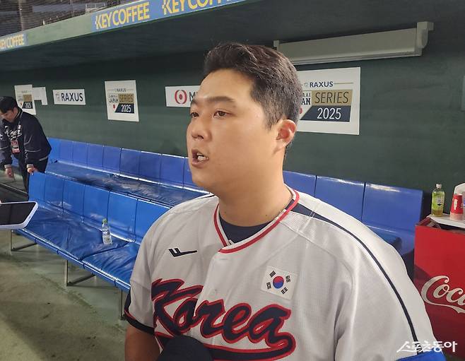 한동희(사진)는 ‘K-베이스볼 시리즈’가 열린 도쿄서 롤모델 이대호를 만나 아낌없는 칭찬을 받았다. 갈고닦은 기량을 국제경기와 내년 증명하겠다는 각오다. 도쿄｜박정현 기자