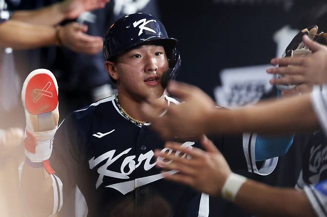 안현민은 15일 도쿄돔서 열린 ‘K-베이스볼 시리즈’ 한일전서 타구속도 177.8㎞, 비거리 129m의 대형 홈런을 터트렸다. 국제경기서도 좋은 모습을 보이며 단숨에 MLB 진출 유력 후보로 떠올랐다.|뉴시스
