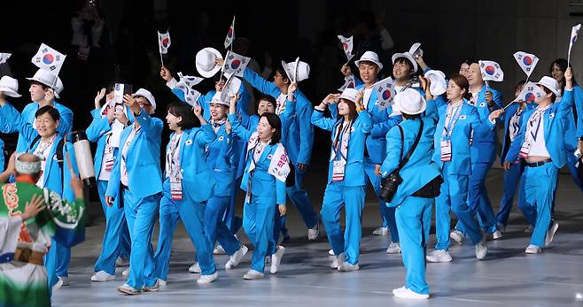 한국 선수단이 15일 도쿄 데플림픽 개막식에 등장하고 있다. 대한장애인체육회