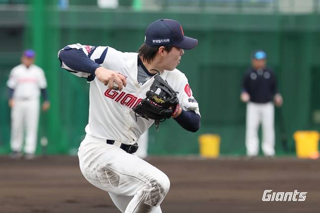 롯데 고승민이 수비훈련을 진행하고 있다. /사진=롯데 자이언츠 제공