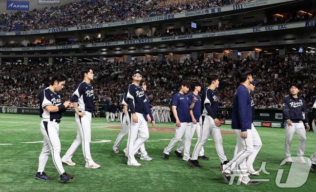 류지현 감독이 이끄는 야구 국가대표 선수들이 15일 오후 일본 도쿄돔에서 열린 월드베이스볼클래식(WBC) 대비 평가전 '2025 케이 베이스볼 시리즈(K-BASEBALL SERIES)' 일본과의 1차전 경기에서 일본에 11대 4로 역전패한 뒤 경기장을 빠져나가고 있다. /사진=뉴스1
