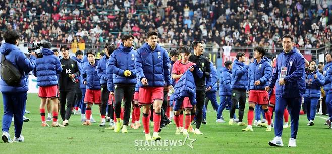 대표팀 선수들이 4일 대전월드컵경기장에서 열린  대한민국축구대표팀과 볼리비아(FIFA 랭킹 76위)와의 친선경기에서 승리한 후 그라운드를 돌며 팬들에 인사하고 있다.  /사진=강영조 선임기자