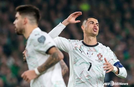 크리스티아누 호날두(오른쪽)가 14일(한국시간) 아일랜드 더블린의 아비아 스타디움에서 열린 포르투갈 대 아일랜드의 2026 국제축구연맹(FIFA) 북중미월드컵 유럽 예선 F조 조별리그 5차전에서 경기 중 화를 내고 있다. /AFPBBNews=뉴스1