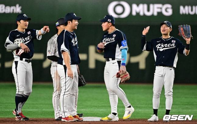 4심들이 논의하고 있는 동안 박해민(왼쪽부터)을 비롯해, 문보경, 노무라, 안현민, 신민재가 대화를 하고 있다.