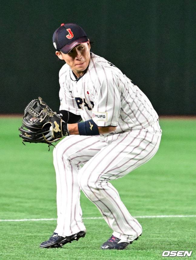 선발 3루수로 나섰던 노무라가 수비하는 모습.