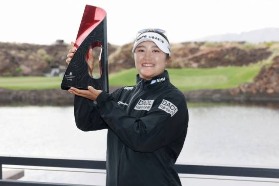 LPGA 블랙 데저트 챔피언십 우승 트로피를 들어올린 유해란.