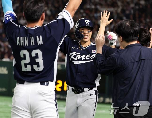 송성문이 지난 15일 열린 일본과 원정 평가전 1차전서 4회초 무사 주자 없는 상황, 안현민에 이은 백투백 홈런을 때린 뒤 기쁨을 나누고 있다. /사진=뉴스1