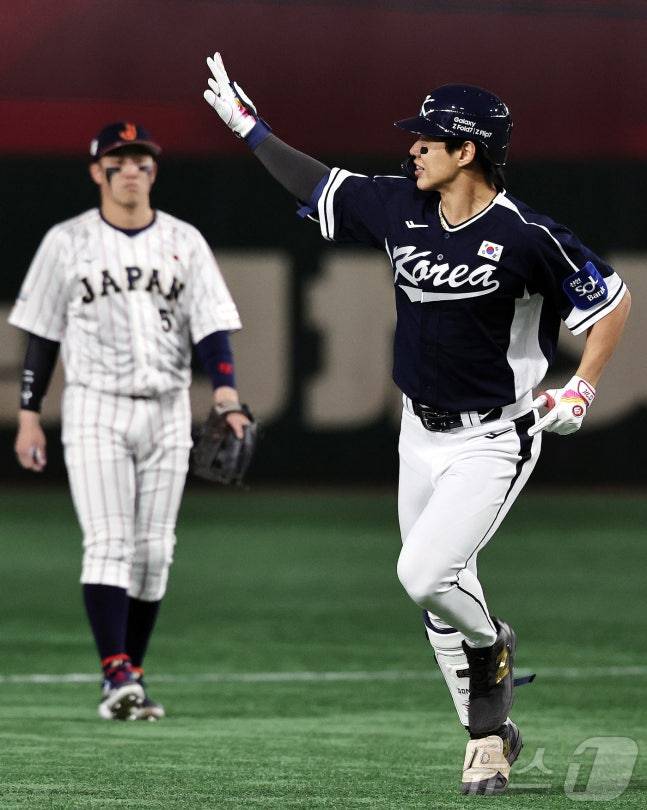 송성문(오른쪽)이 15일 일본전서 백투백 홈런를 치고 한국팬들을 향해 손을 흔들고 있다. /사진=뉴스1