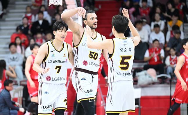 아셈 마레이(가운데)가 득점 후 세리머니하고 있다. 함께 기뻐하는 양준석(오른쪽). /사진=KBL 제공