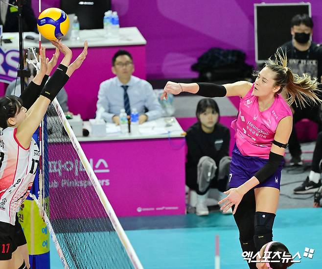 16일 오후 인천 부평구 삼산월드체육관 열린 '진에어 2025-2026 V-리그' 흥국생명과 정관장의 경기, 흥국생명 레베카가 공격을 시도하고 있다. 인천, 김한준 기자