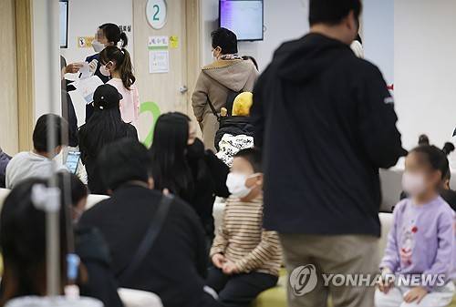 '콜록콜록' 독감 비상     (서울=연합뉴스) 신준희 기자 = 독감이 유행 중인 11일 성북구 우리아이들병원 진료실이 진료를 받기 위해 기다리는 어린이들로 붐비고 있다. 
    올해는 작년보다 독감 유행이 두 달가량 빨리 찾아온 탓에 작년 이맘때(2024년 44주차)의 독감 증상 환자 수(1천 명당 3.9명)와 비교하면 올해가 5.8배가량 많다. 2025.11.11
     hama@yna.co.kr