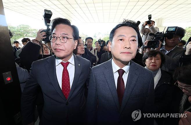 대검 항의방문한 국민의힘 의원들 (서울=연합뉴스) 김주형 기자 = 국민의힘 장동혁 대표와 송언석 원내대표를 비롯한 의원들이 11일 서울 서초구 대검찰청 앞에서 검찰의 대장동 개발 비리사건 항소 포기와 관련해 규탄대회를 연 뒤, 노만석 검찰총장 대행과 면담을 요구하며 항의방문을 시도하고 있다. 2025.11.11 kjhpress@yna.co.kr