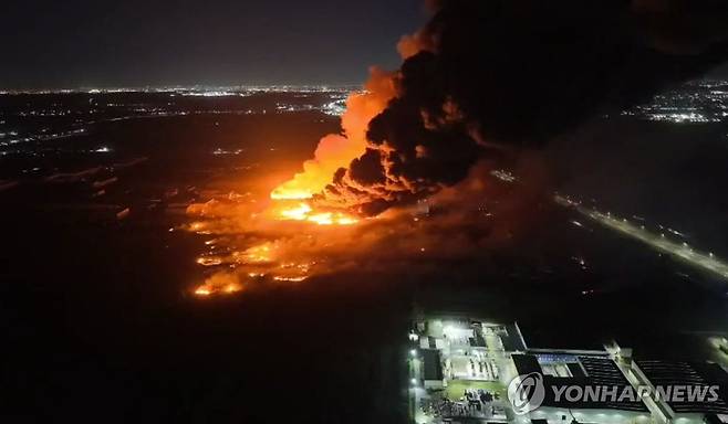 아르헨티나 에세이사 공업단지 폭발 (에세이사[아르헨티나] AFP =연합뉴스) 아르헨티나의 수도 근처에 위치한 에세이사 공업단지에서 14일(현지시간) 밤 9시경 폭발음과 함께 대형 화재가 발생해 최소 24명이 다쳤다. 현지 당국은 화재 소진까지 며칠이 걸릴 수 있다고 발표했다. 2025.11.16
[부에노스아이레스주 안전부 사진제공]