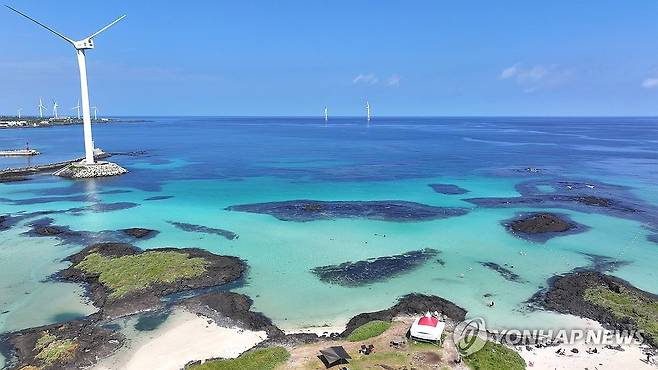 제주 코난해변 제주시 구좌읍 행원리 해변인 코난비치. 청량한 바다 물빛과 하얀 풍력발전기가 어우러지고, 스노클링 명소로도 이름 높다. 2025.8.27. [연합뉴스 자료사진]