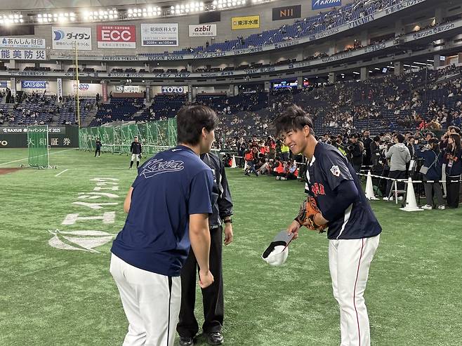 니시카와 미쇼(오른쪽)를 찾아가 사과한 이호성 [한국야구위원회 제공. 재판매 및 DB 금지]