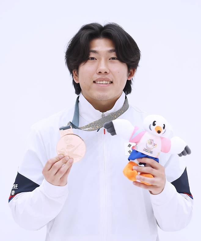 동메달 딴 백승학 백승학이 16일 일본 도쿄 아지노모토 국립훈련센터 사격장에서 열린 2025 도쿄 데플림픽 사격 남자 소총 10m 결선에서 동메달을 딴 뒤 포즈를 취하고 있다. [대한장애인체육회 제공. 재배포 및 DB 금지]