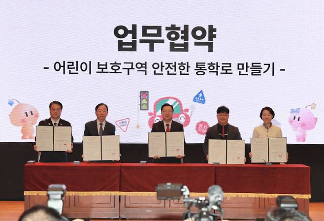 이장우 대전시장과 설동호 대전시교육감, 최주원 대전경찰청장 등이 교통사망사고 제로 선포식에서 업무협약을 체결했다. (사진=대전경찰청 제공)