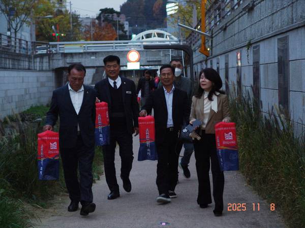 ▲ 아산시 온양1동 주민자치는 지난 8일 지역 인사들과 200여명의 온양1동 주민들과 함께 밤마실 걷기축제를 진행했다. 주민자치회 제공