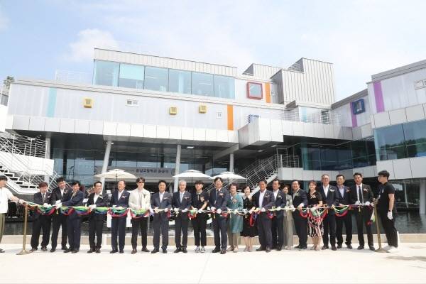 용남고 학교단위 공간혁신 사업 준공식에서 관계자들이 테이프 컷팅식을 하고 있다.