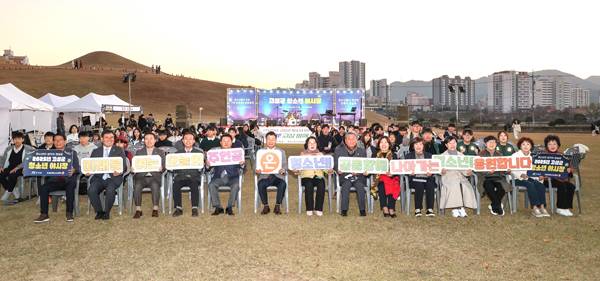 지난 14일 고성읍 송학동고분군 일원에서 '고성군 청소년 야시장'이 성황리에 진행됐다. / 고성군
