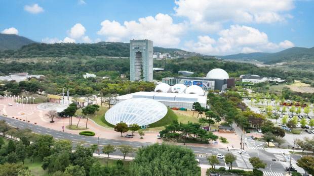 경주엑스포대공원 내에 정식 개관하는 한수원 미래 에너지 홍보관 'SSNC' 전경(앞쪽 흰색 둥근 지붕). 사진=경주엑스포 제공