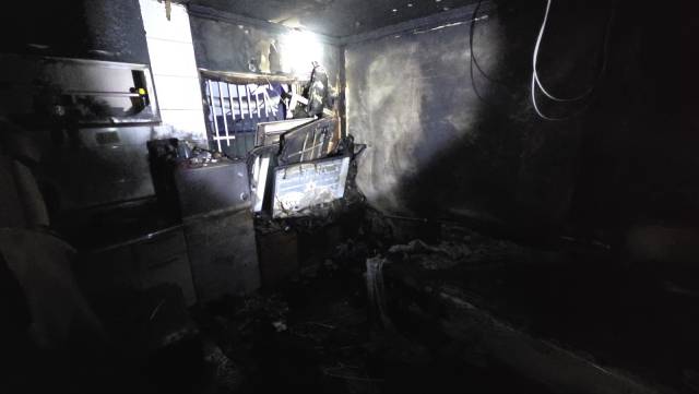 지난 16일 오후 11시 35분 창원시 마산회원구 합성동 한 5층짜리 모텔에서 불이 나 객실 내부가 탄 모습. 창원소방본부 제공