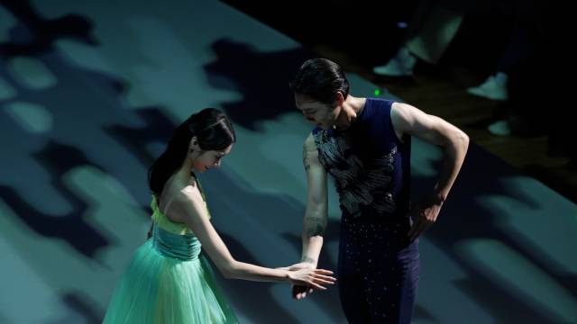 11월 14~15일 부산콘서트홀에서 열린 ‘헬로(HELLO) 발레-발레의 초대’ 공연 중 '샤이닝 웨이브' 파드되. 클래식부산 제공