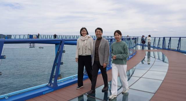 하지정맥류 환자는 웨이트 트레이닝이나 반신욕, 족욕 등은 피해야 하고 걷기나 수영 등이 권장된다. 레다스흉부외과 김병준 원장(가운데)이 직원들과 함께 해운대 청사포의 다릿돌전망대를 걷고 있다. 김병군 기자 gun39@