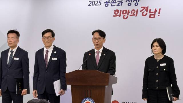 김명주 경남도 경제부시사는 17일 도청 브리핑룸에서 SK오션플랜트 지분 매각에 반대한다는 입장을 담은 기자회견을 가졌다. 경남도 제공