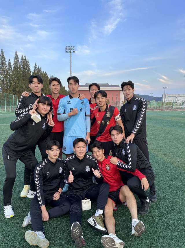 경남FC의 우선지명을 받은 진주고등학교 선수들이 기념 촬영을 하고 있다./경남FC/