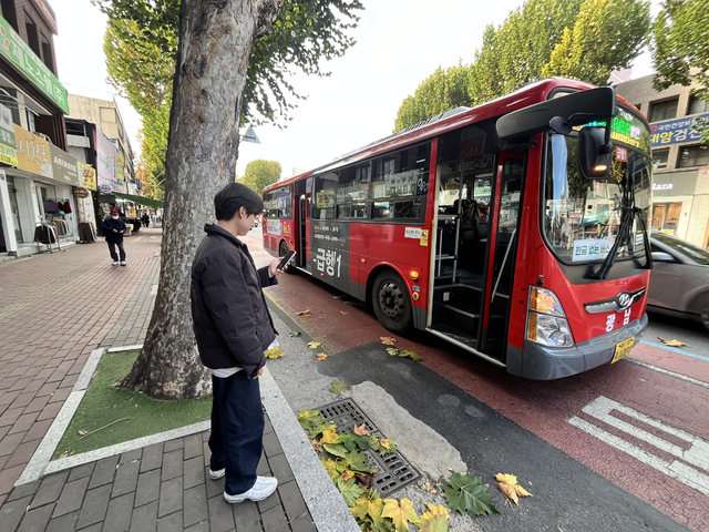 한 승객이 초정밀 버스정보 서비스를 이용해 시내버스에 탑승하고 있다. 김정원 기자
