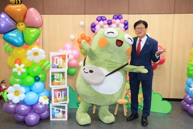 김대권 수성구청장이 지난 5월 열린 '모범어린이표창수여식'에서 모범어린이들에게 표창장을 수여한 후 기념사진을 촬영하고 있다. 대구 수성구청 제공