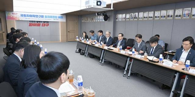 지난 9월 대구시 산격청사에서 열린 '대구시 국립치의학연구원 유치추진단' 회의에 참가한 홍성주 대구시 경제부시장과 지역 치의학 관계자들이 의견을 나누고 있다. 대구시 제공