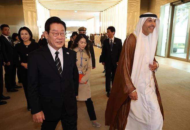 아랍에미리트(UAE)를 국빈 방문하는 이재명 대통령과 김혜경 여사가 17일(현지시간) 아부다비 왕실공항에 도착하고 있다.   연합뉴스