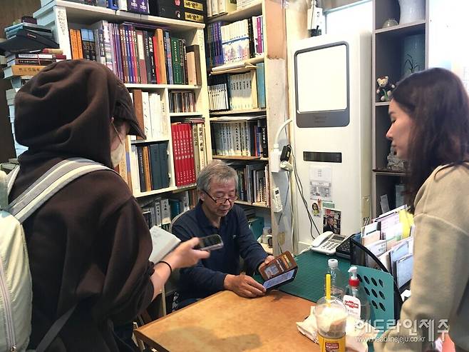 책밭서점 대표를 인터뷰하고 있는 학생들.