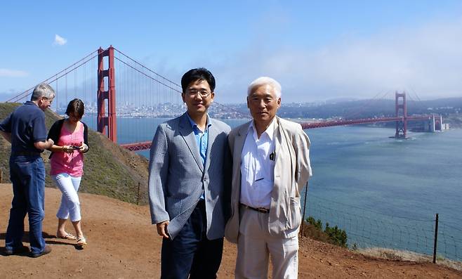 제주 출신 현성윤 박사의 꿈을 키워 준 스승인 카이스트 박철 교수와 미국 샌프란시스코 금문교에서 함께 한 모습. 이곳에는 아폴로 계획의 실질적 연구와 시뮬레이션 허브인 나사의 에임스(Ames) 연구센터가 들어서 있다.