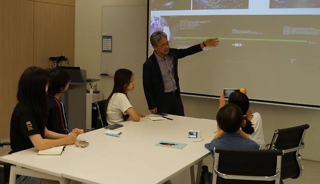 현성윤 박사가 지난 8월 동아사이언스 어린이기자단을 대상으로 강연을 하고 있다. 동아사이언스 제공