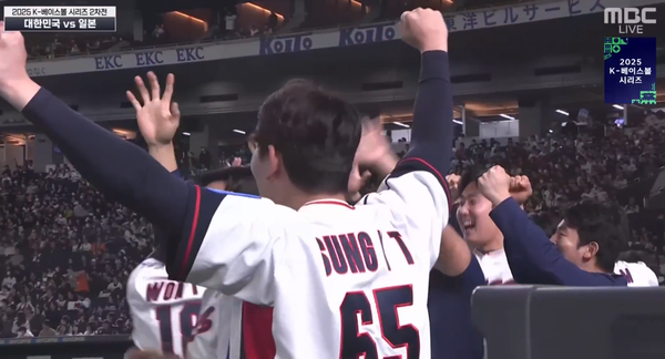 김주원의 홈런 직후 환호하는 덕아웃(사진=네이버 중계화면 갈무리)