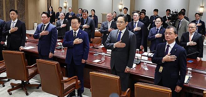 [서울=뉴시스] 고범준 기자 = 이재명 대통령이 16일 서울 용산 대통령실 청사에서 열린 한미 관세협상 후속 민관 합동회의에서 국민의례를 하고 있다. (대통령실통신사진기자단) 2025.11.16. bjko@newsis.com