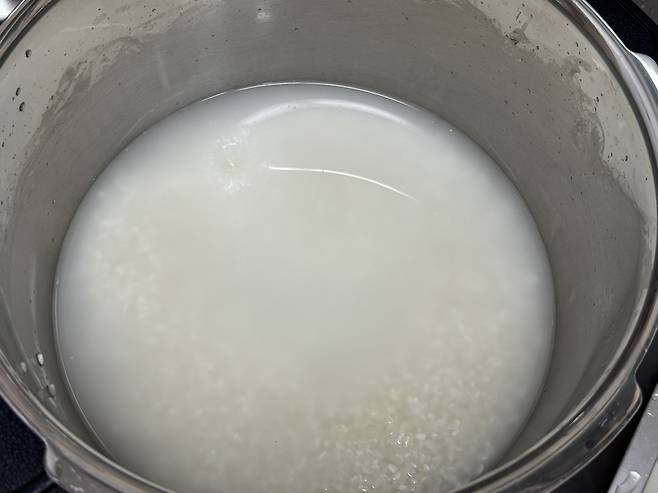 그냥 버리면 돈버리는 거나 마찬가지인 쌀뜨물이 쌀과 담겨있는 모습