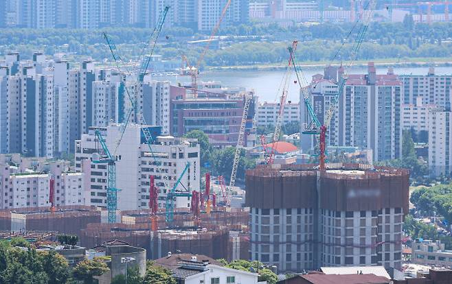 서울 남산타워 전망대에서 바라본 건설현장 모습. (사진=뉴시스)