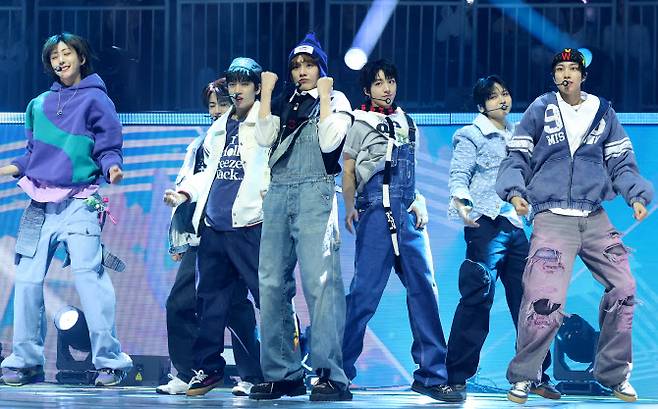 그룹 아이딧이 H.O.T.의 ‘행복’을 부르고 있다.(사진=KGMA 특별취재반)