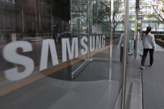 서울 서초구 삼성전자 서초사옥에서 직원들이 분주하게 움직이고 있다.(사진=이영훈 기자)