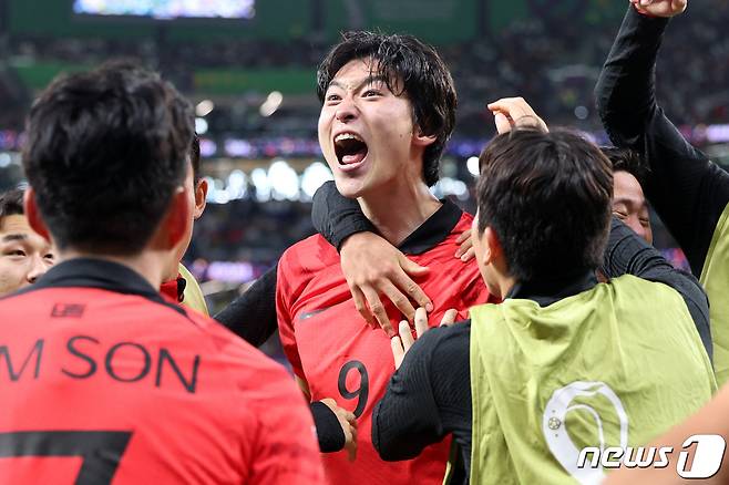2022 카타르 월드컵 조별리그 가나전에서 극점한 뒤 기뻐하는 조규성 2022.11.29/뉴스1 ⓒ News1 이광호 기자