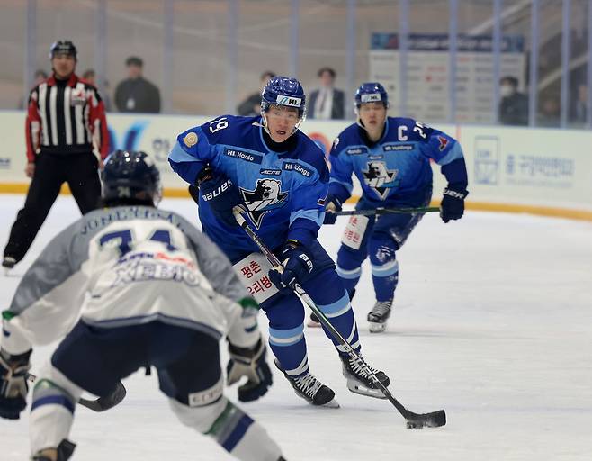 (서울=뉴스1) 서장원 기자 = HL 안양이 안방에서 도호쿠 프리블레이즈를 완파하고 2025~26 아시아리그 아이스하키 정규리그 2위로 올라섰다.(HL 안양 제공)
