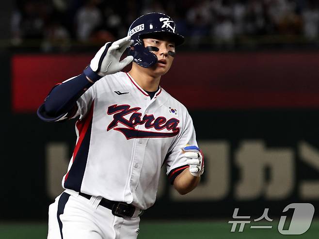 16일 오후 일본 도쿄돔에서 열린 월드베이스볼클래식(WBC) 대비 평가전 '2025 케이 베이스볼 시리즈(K-BASEBALL SERIES)' 일본과의 2차전 경기. 대한민국 김주원이 9회말 2아웃 상황에서 극적인 동점 솔로홈런을 친 뒤 그라운드를 돌고 있다. 2025.11.17/뉴스1 ⓒ News1 구윤성 기자