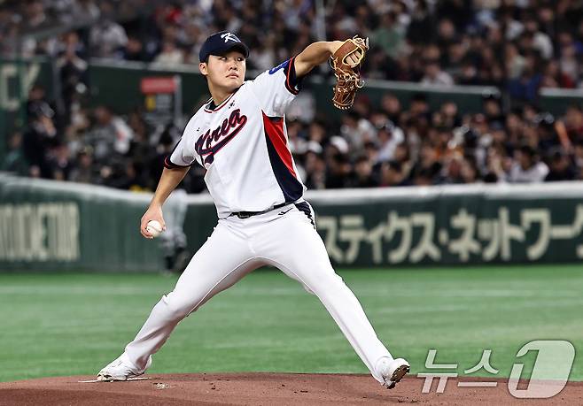 16일 오후 일본 도쿄돔에서 열린 월드베이스볼클래식(WBC) 대비 평가전 '2025 케이 베이스볼 시리즈(K-BASEBALL SERIES)' 일본과의 2차전 경기. 대한민국 선발투수 정우주가 역투하고 있다. 2025.11.16/뉴스1 ⓒ News1 구윤성 기자